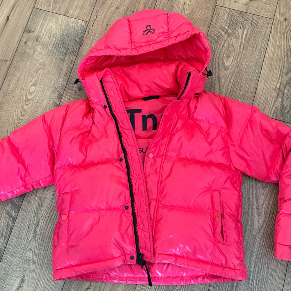 Aritzia Super Puff Shorty Shiny hot pink TNA Size XS